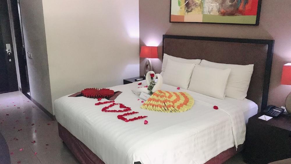Hotel 100 Sunset Kuta & Ballroom